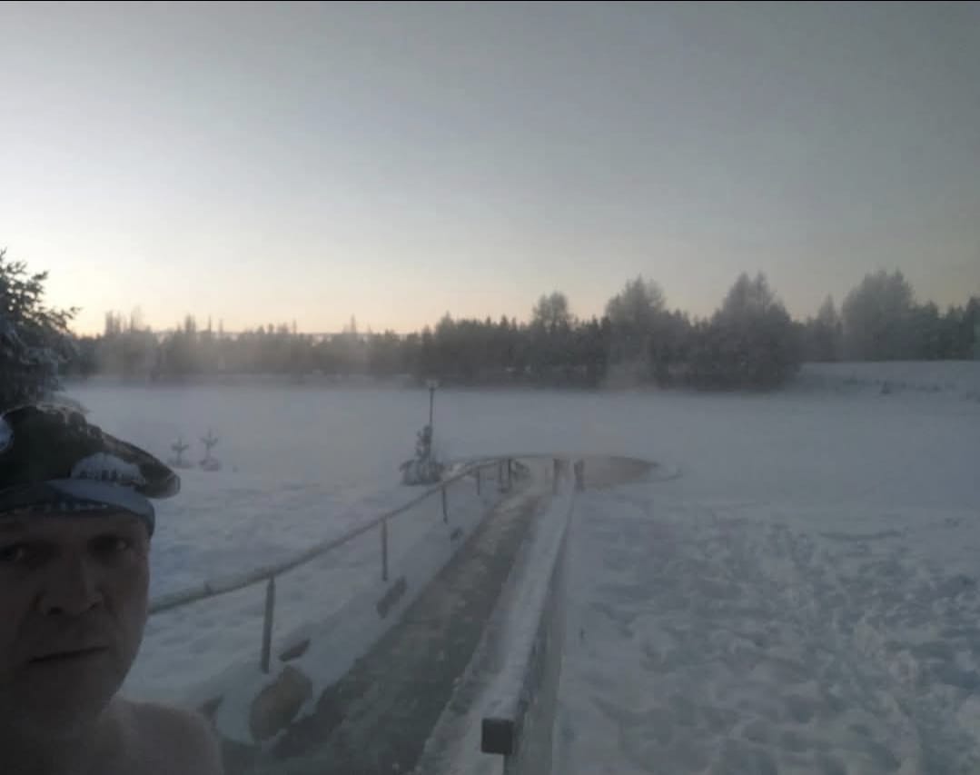 Tapahtuman puuhamies Pete Ketola selfiekuvassa keskitalven pakkasaamuna Tanelinlammella vuonna 2024.