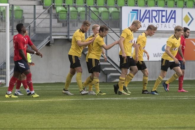 FC Kiisto on tasoittanut kamppailun pelin alkuminuuteilla, eivätkä voitonjuhlat ole vielä lähellä. KUVA: MINNA HIRVELÄ