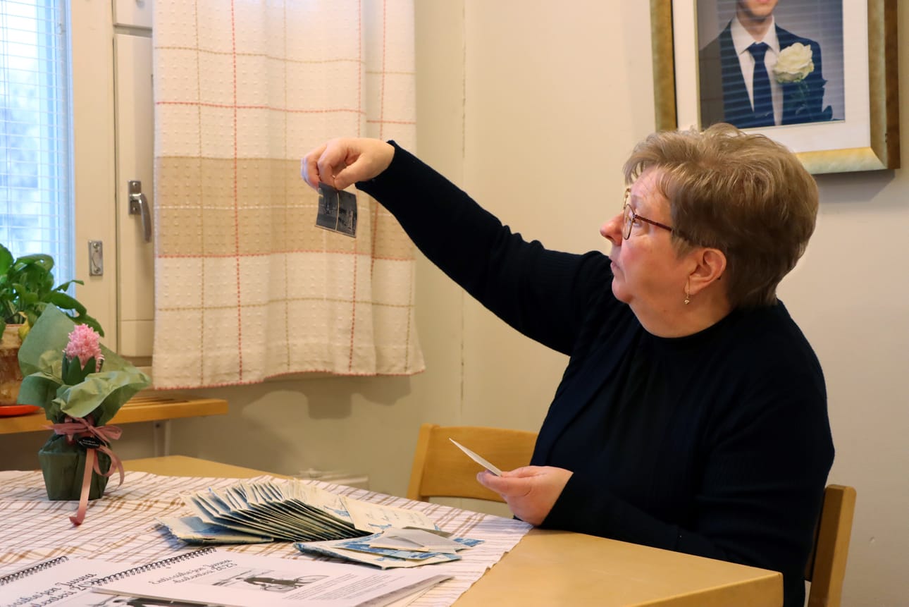 Kalenteriin päätyvät kuvat skannataan negatiiveista, joita Puskalan valokuvaamossa on suuret varannot. Negatiivipusseja kuvassa selaa Leila Luhtala.