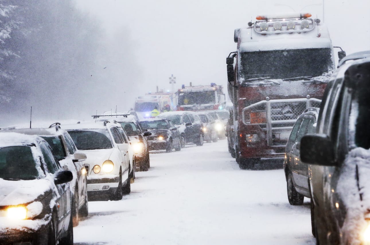 Pohjantien kolarisuma on vaatinut yhden kuolonuhrin. Onnettomuudessa oli mukana kaikkiaan 30-40 eri ajoneuvoa. Loukkaantuneita oli toistakymmentä.