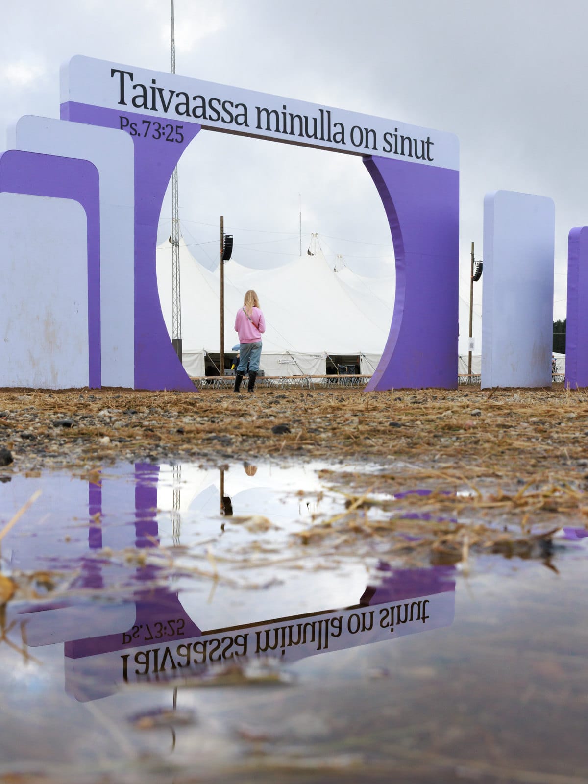 Kesällä 2025 Lopen Suviseuroissa rankkasateiden ja massatapahtuman yhdistelmä kuormitti nurmialueita.