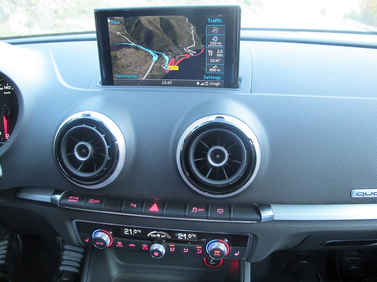 Audi connect-järjestelmä tarjoaa navigoinnin lisäksi auton käyttäjälle jatkuvan yhteyden internetiin.