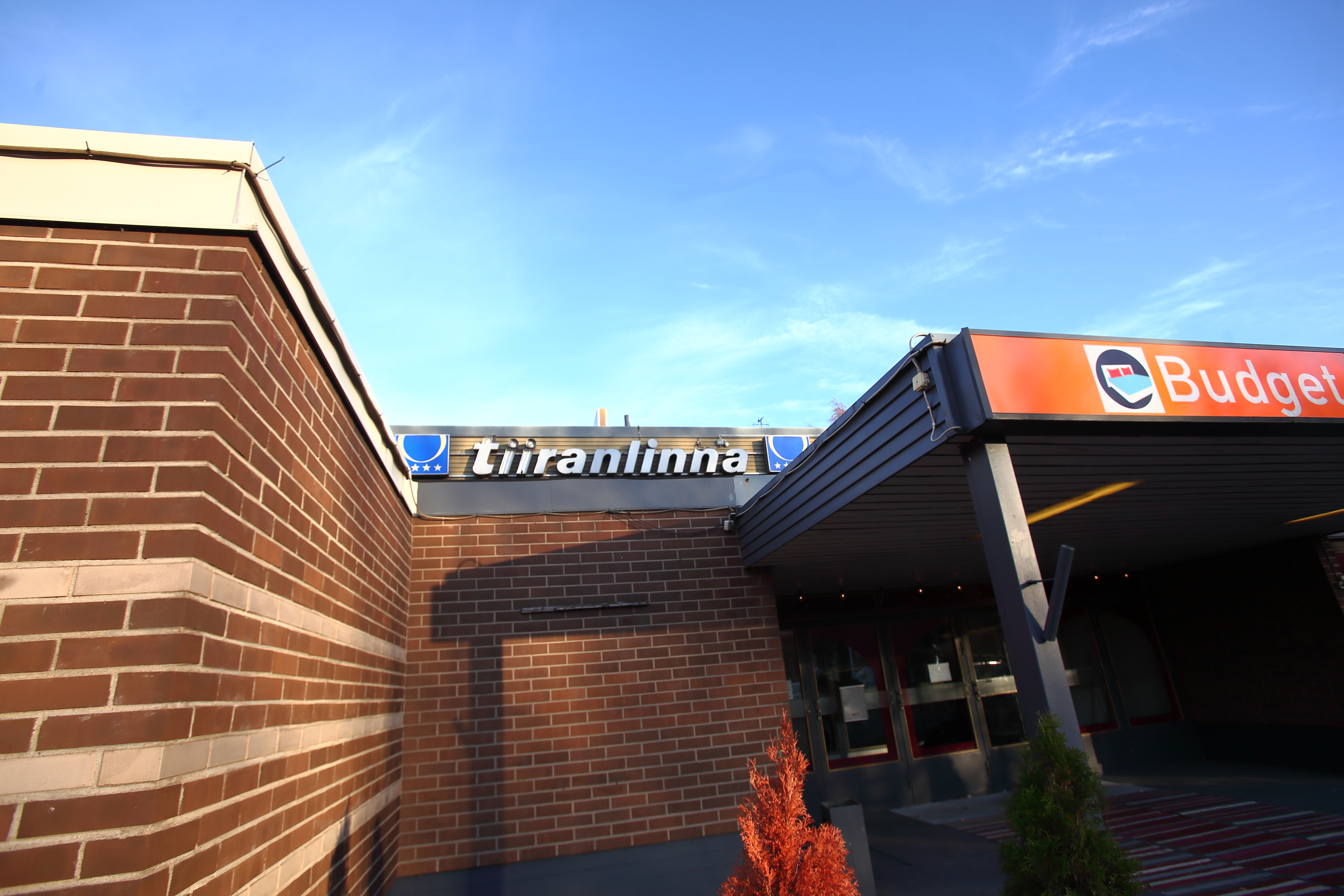 Tiiranlinna-kyltti oli vielä keskiviikkona paikallaan, mutta nyt se on otettu pois. Nimi muuttui Budget Hotel Raaheksi.