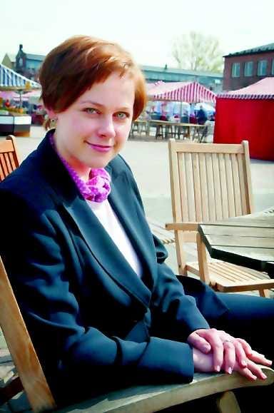 Eväitä vienninedistämiseen. Paula Lehtomäen maanantainen Oulun-vierailu tarjosi tuoreelle ministerille mahdollisuuden kuulla paikallisten yritysten toiveita valtiovallan vienninedistämisestä.