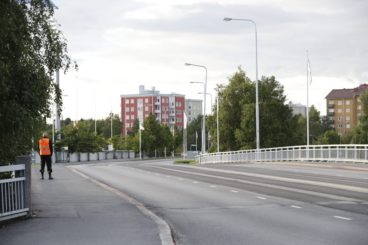 Sillat tyhjenivät poliisin suljettua ne liikenteeltä.