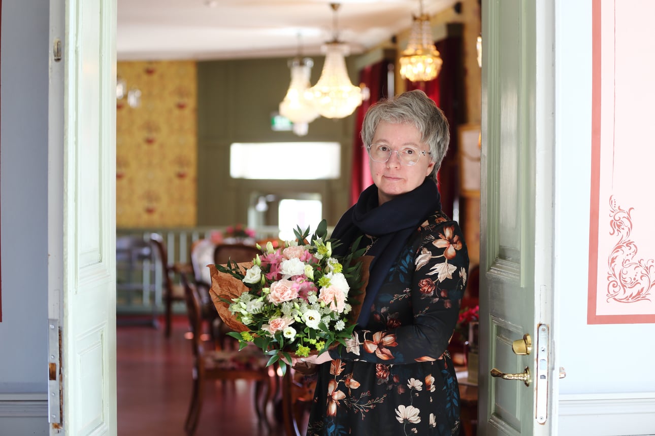 Florijaana sitoo kukkakimppuja arkeen ja juhlaan – Yrityksen perustanut Jaana Nikula: "Pidän siitä, että voin olla luova ja toteuttaa itseäni kukkia sitoessani"