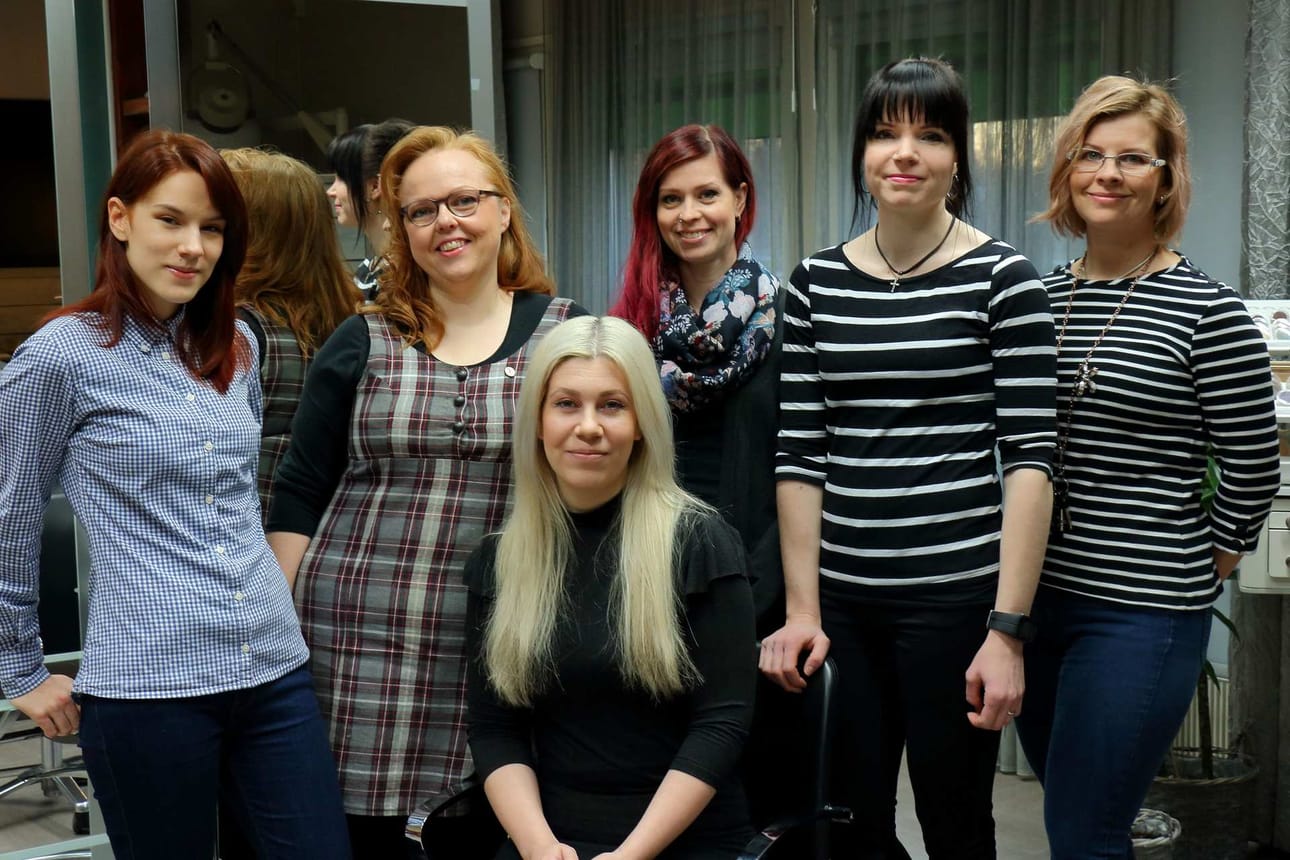 Sara Kiviniitty ja Päivi Takkunen Hiusmerestä, Riitta Tapio, Raisa Alatalo Kampaamo Brahesta, Anu Rautio Oppitukasta ja Anne Laukkonen Kampaamo Brahesta (edessä) ovat valmiit hiustalkoisiin.