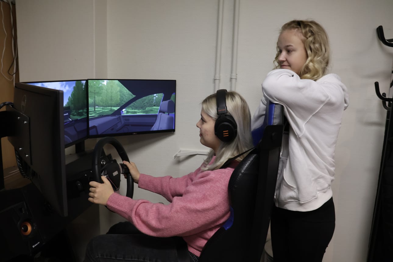 Hanna Hirvelä ja Aada Vaattovaara käyvät autokoulua Kauhavalla. Heidän mielestään on huono idea, jos Traficom vähentäisi inssiajon ja teoriakokeen suorituspaikkoja.