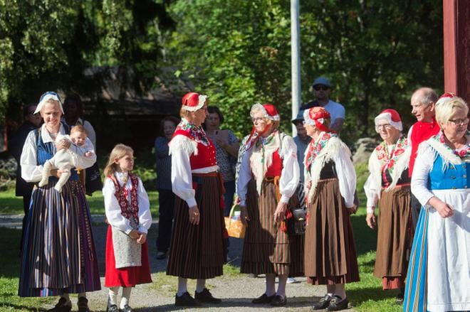 Kansallispukujen tuuletuspiknik järjestetään torstaina 5.8. kello 17 alkaen Bragen ulkomuseolla, Hietalahden Villan lähellä. Tapahtuma on maksuton ja kaikille avoin. Kuva: Gunnar Bäckman