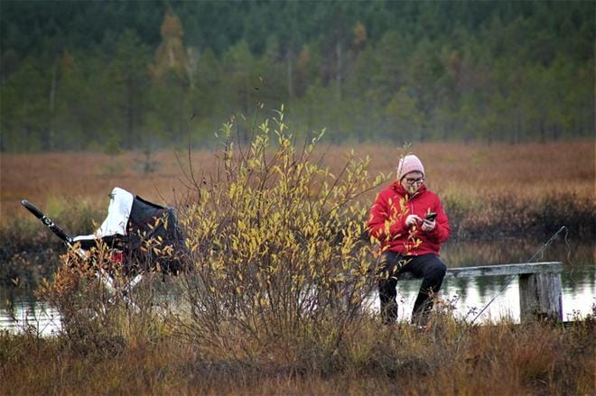 Nykyajan mummo. Kuvan meille toimitti siinä itse istuva Maila Riihiaho. Hänen luontokuviinsa voi tutustua esimerkiksi Instagramissa. Tilin löytää hänen nimellään.