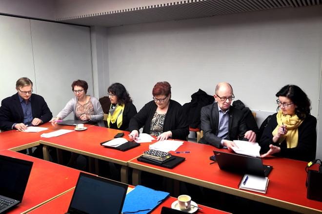 Erkki Välimäki, Liisa Ojala, Reija Lepola, Leena Tuohimaa-Kari, Mika Soininen ja Raija Ranta allekirjoittivat maanantaina allianssisopimuksen, joka tuo viiden viraston palvelut saman katon alle. KUVA: JOUKO HÄNNINEN