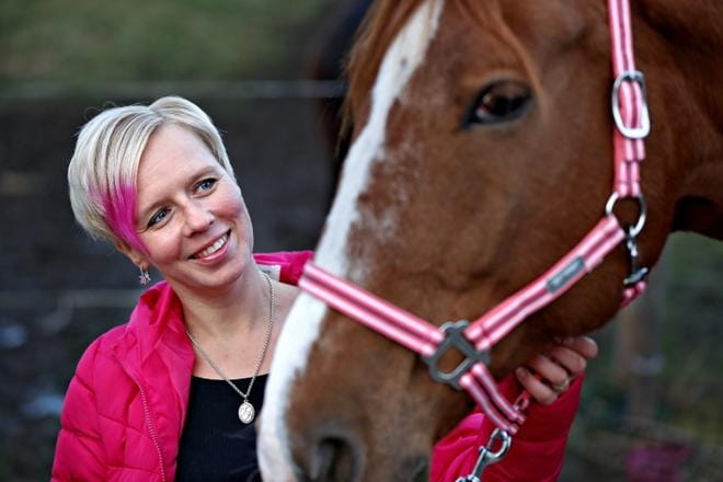 Hevoset ja ratsastaminen ovat Riia Tuomistolle henkireikä arjen keskellä. Onnettomuus ei aiheuttanut hänelle kammoa nousta ratsaille uudelleen. KUVAT: TOMI KOSONEN
