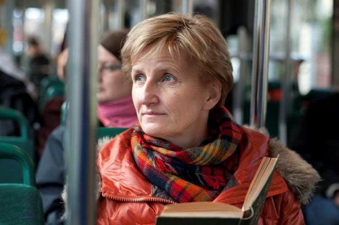 Minna Lindgren ilahtuu kuullessaan, että Vaasan kaupunginorkesterin ohjelmistossa on monipuolisesti niin uutta ja vanhaa klassista kuin viihdemusiikkiakin. Se voi laajentaa kuulijakuntaa. KUVA: STEFAN BREMER/ TEOS
