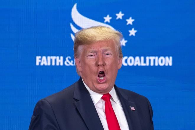 Donald Trump elehtii kristillis-konservatiivisen järjestön tilaisuudessa Washingtonissa kesällä 2019. Taustateksti lupaa "uskoa" ja "liittolaisuutta". KUVA: epa08939617