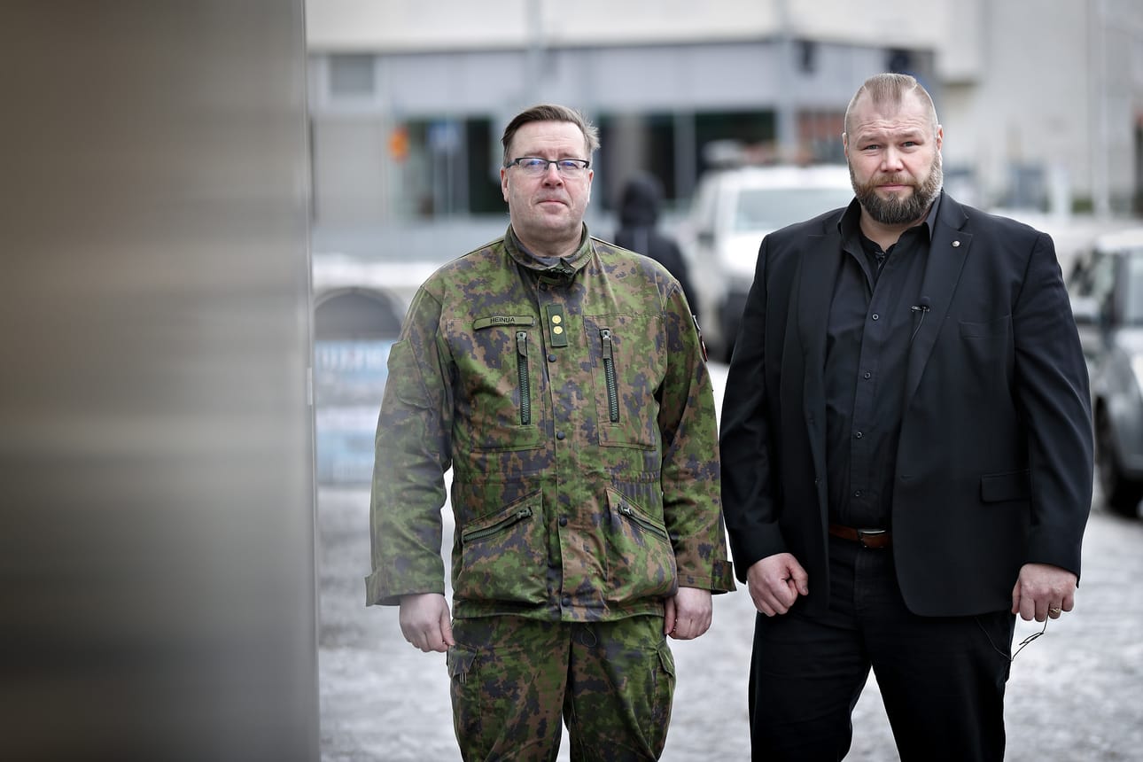 Pasi Heinua Puolustusvoimien Pohjanmaan aluetoimistosta ja Jani Syvänen Etelä-Pohjanmaan reserviläispiireistä ovat viime päivinä saaneet vastailla moniin kysymyksiin liittyen Ukrainan sodan vaikutuksiin Suomessa ja Pohjanmaalla.