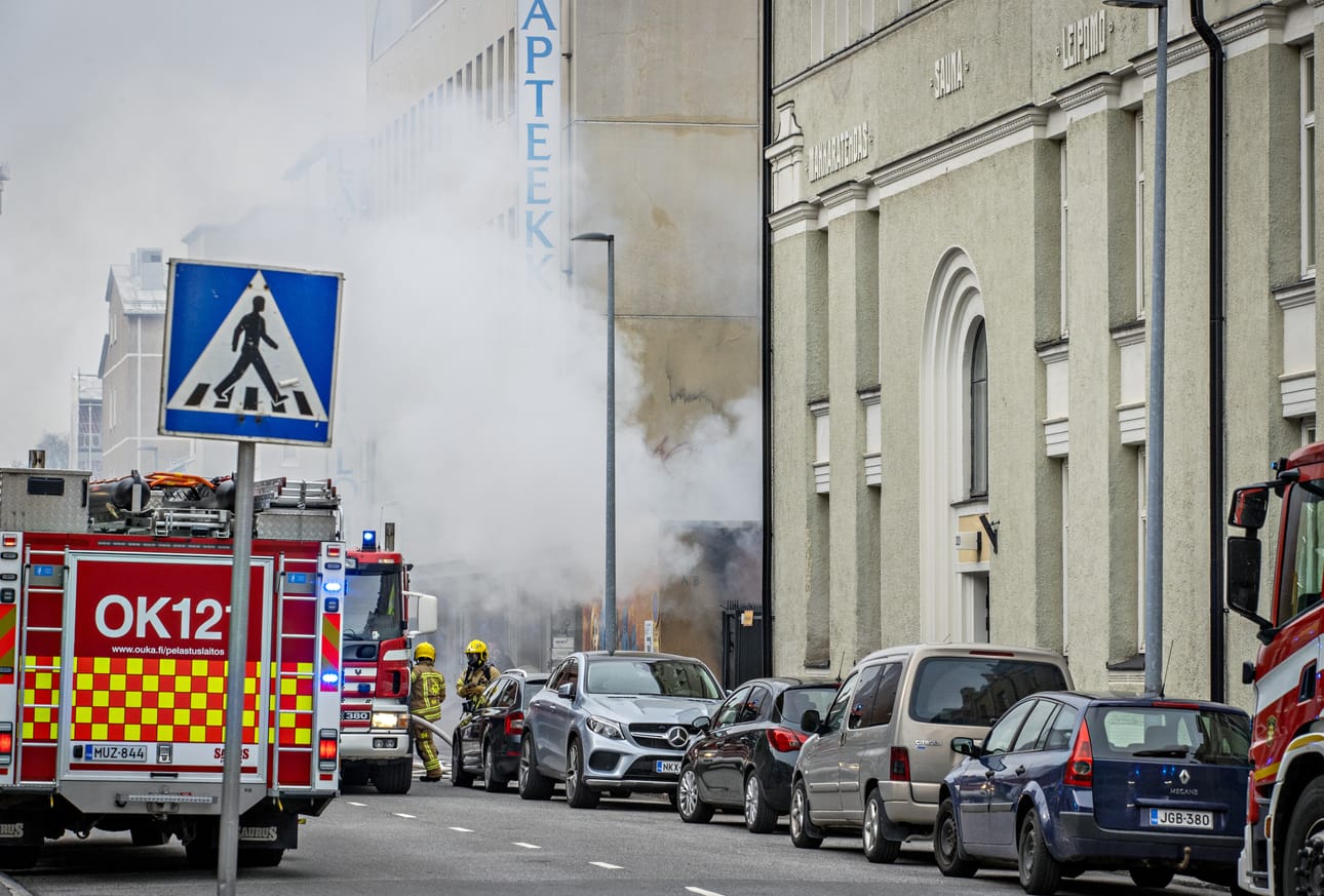 Palo aiheutti savua. Sitä pääsi jonkin verran viereiseen kiinteistöön.