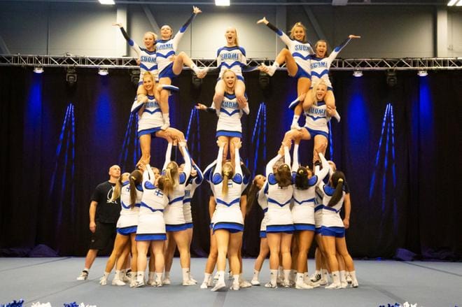 Tänä vuonna Suomen naisten maajoukkue osallistui cheerleadingin MM-kilpailuihin virtuaalisesti. Kilpailusuoritusten kuvaamista varten järjestettiin kisasimulaatio. Kuva: Pekka Pohjakallio
