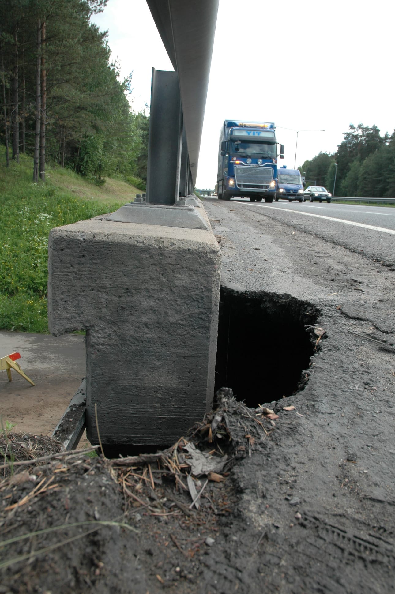 Maa on syöpynyt asfaltin alta viime päivien kovien sateiden vuoksi.