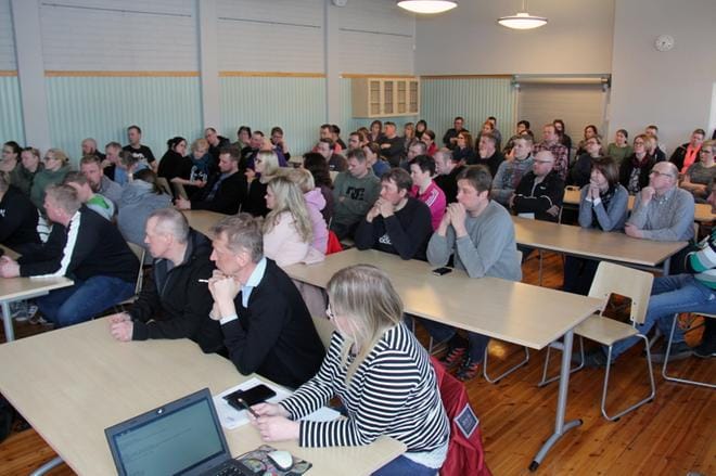 Väkeä oli paljon ja keskustelu vilkasta. Iso osa kuulijoita jäi kuvan ulkopuolelle. KUVAT: MIA KÄRKKÄINEN