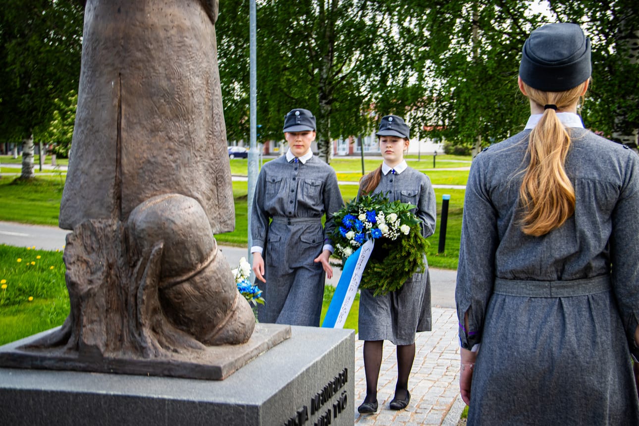 Lotta-asuiset 4H-nuoret Silja Romppainen (vasemmalla) ja Ria Rautio olivat Saaga Leinosen ja Tiia-Elina Nevalaisen kanssa laskemassa seppelettä Limingan lottapatsaalle Puolustusvoimien lippujuhlapäivänä torstaina. Nuoret ovat kesätöissä Pohjois-Pohjanmaan Lottaperinneyhdistyksessä OP Jokirannikon tukemana.