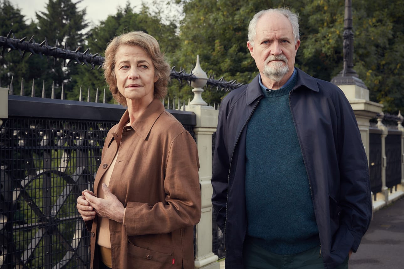 Kuin jokin päättyisi on elokuva ikääntyneestä miehestä, jonka yllättävä perintö palauttaa mieleen nuoruuden. Kuvassa Veronica Ford (Charlotte Rampling) ja Tony Webster (Jim Broadbent).