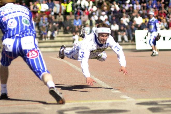Tommi Murto syöksyi kunnarin ja Lännen parhaaksi miesten Itä-Lännessä Hyvinkäällä kesällä 2004. Arkistokuva: Jarno Ranta