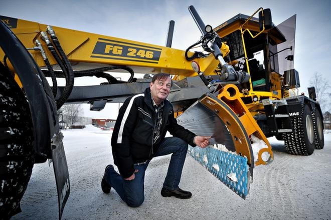 Koneteknikko Hannu Lahti tietää, että kaupungin uusi tiekarhu on ainakin tällä hetkellä kaupungin koneista puhutuin. Tiekarhujen terän jälkeen luotetaan ja sitä toivotaan. KUVAT: TOMI KOSONEN