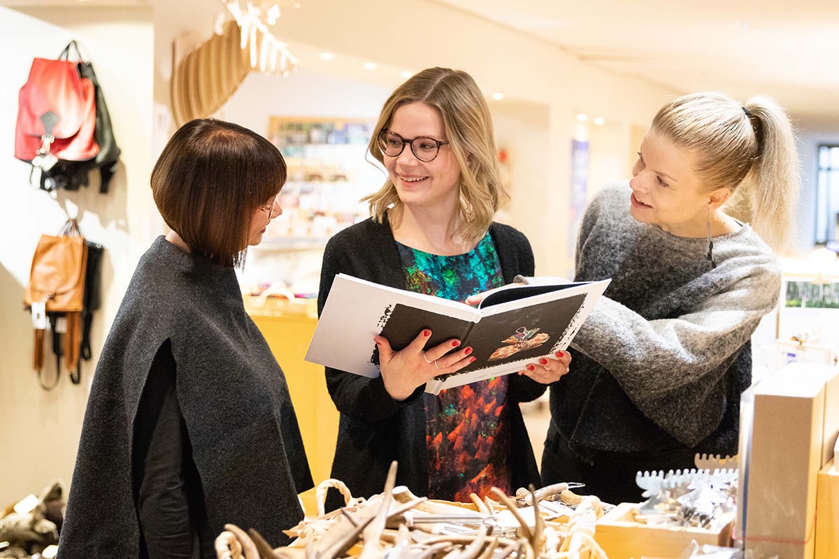 Arktiset markkinat ovat iloinen yllätys paikallisten lisäksi matkailijoille. Markkinat toimivat näyteikkunana lappilaisille tekijöille ja tuotteille. ”Me myös Arktikumissa ja Korundissa tuomme omalta osaltamme paikallista osaamista, kädentaitoa, muotoilua, taidetta ja kulttuuria esille näyttelyiden lisäksi myös museokaupoissamme. Kuvassa: Nella Löytänen, Marjo Pitkänen, Anna-Riikka Lavia.