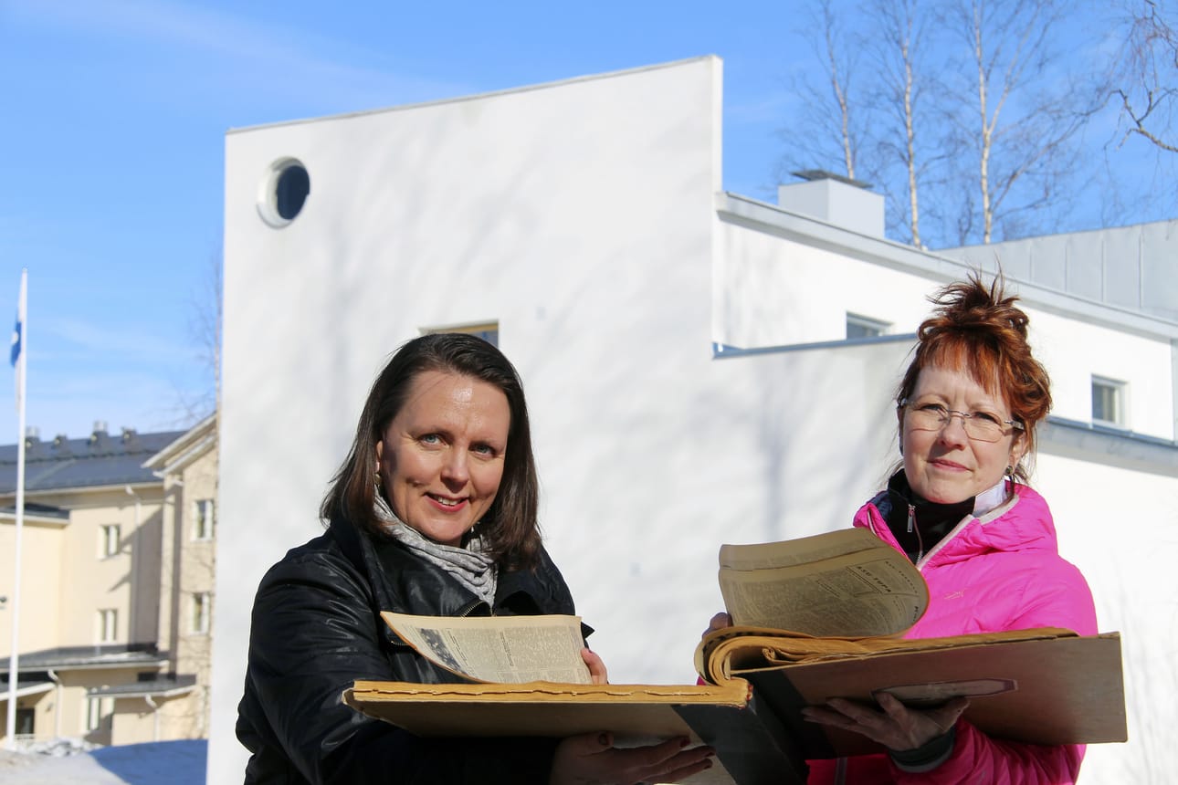 Pyhäjokiseudun syntysanat ääneen lausunut oulaistelainen tehtailija ja paikkakunnan kehityksen ideoija Hugo Koivu (1888–1966) asui Oulaistenkadun varressa olevassa funkistyylisessä talossa, kun hän innosti vuonna 1954 toimittajatuttunsa Yrjö Talven paikallislehtityöhön Oulaisissa ja lähikunnissa, Vuoden 1954 lehtikirjaksi tallentuneiden Pyhäjokiseutujen jutut ovat syntyneet tuolloin, kun Talvi asui Koivun talon vintillä ens alkuun Oulaisiin muutettuaan. Syntyjuurilla vanhan lehtikirjan kanssa kävivät Pyhäjokiseudun nykyinen päätoimittaja Sirpa Kortet ja toimittaja Heli Nurkkala juhlavan viikon kunniaksi.