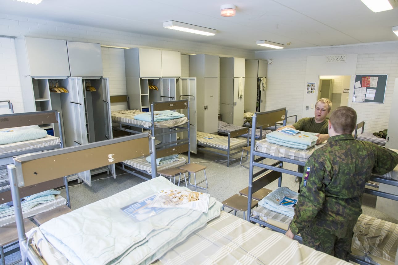 Päiväpeiton viikkaaminen on ollut armeijassa tarkkaa hommaa. Arkistokuva.