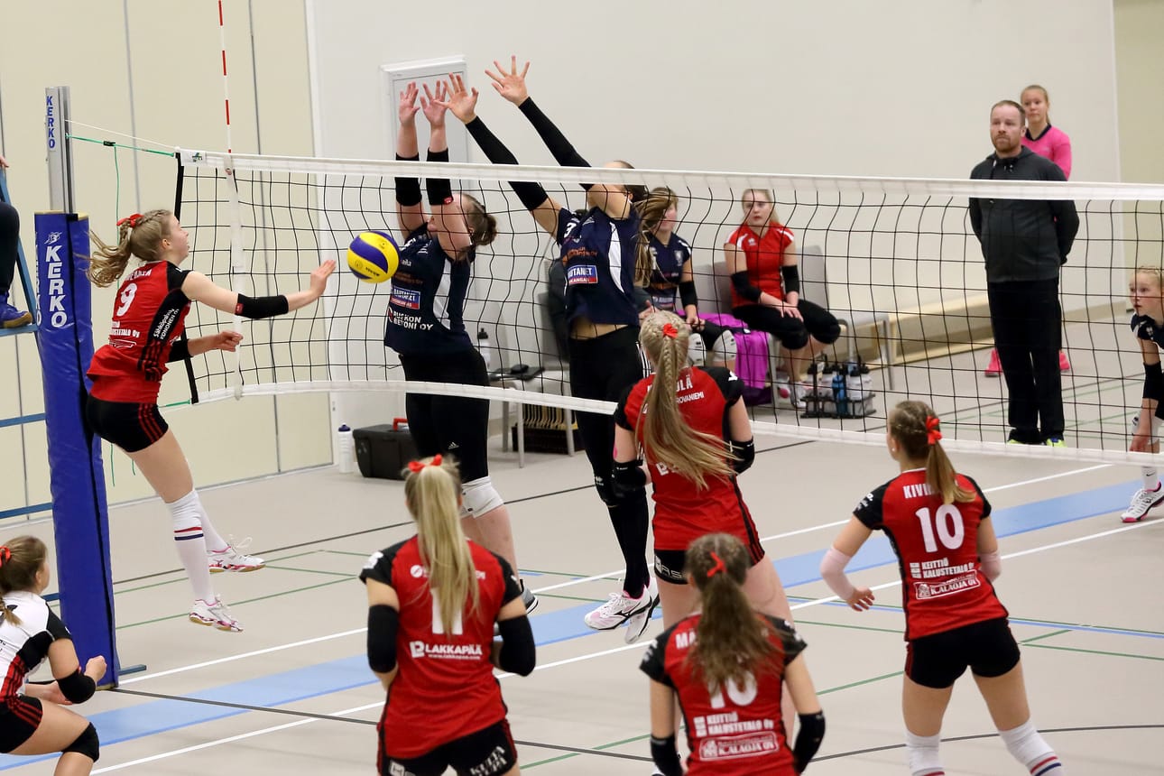 Raahen Lentopallo pysäytti Woman Volleyn 2-joukkueen yritykset ottelun loppua kohden lähes täydellisesti.