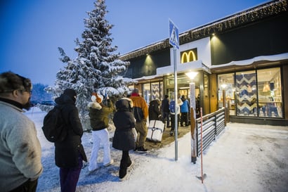 Maailman pohjoisin McDo­nald's siirtyi kilometrin verran etelään – myös turistit löysivät uuden ravintolan jonoon Rovaniemen Lampelassa