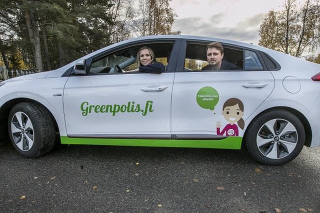Iin kunta aikoo saavuttaa hiilidioksidipäästöjen leikkaamistavoitteen kymmenen vuotta etuajassa, kertovat projektipäällikkö Kristiina Nurmenniemi ja projektisuunnittelija Johannes Helama. Kunnan työntekijöidensä käyttöön hankkimat sähköautot ovat osa ympäristötyötä. KUVA: Jarmo Kontiainen
