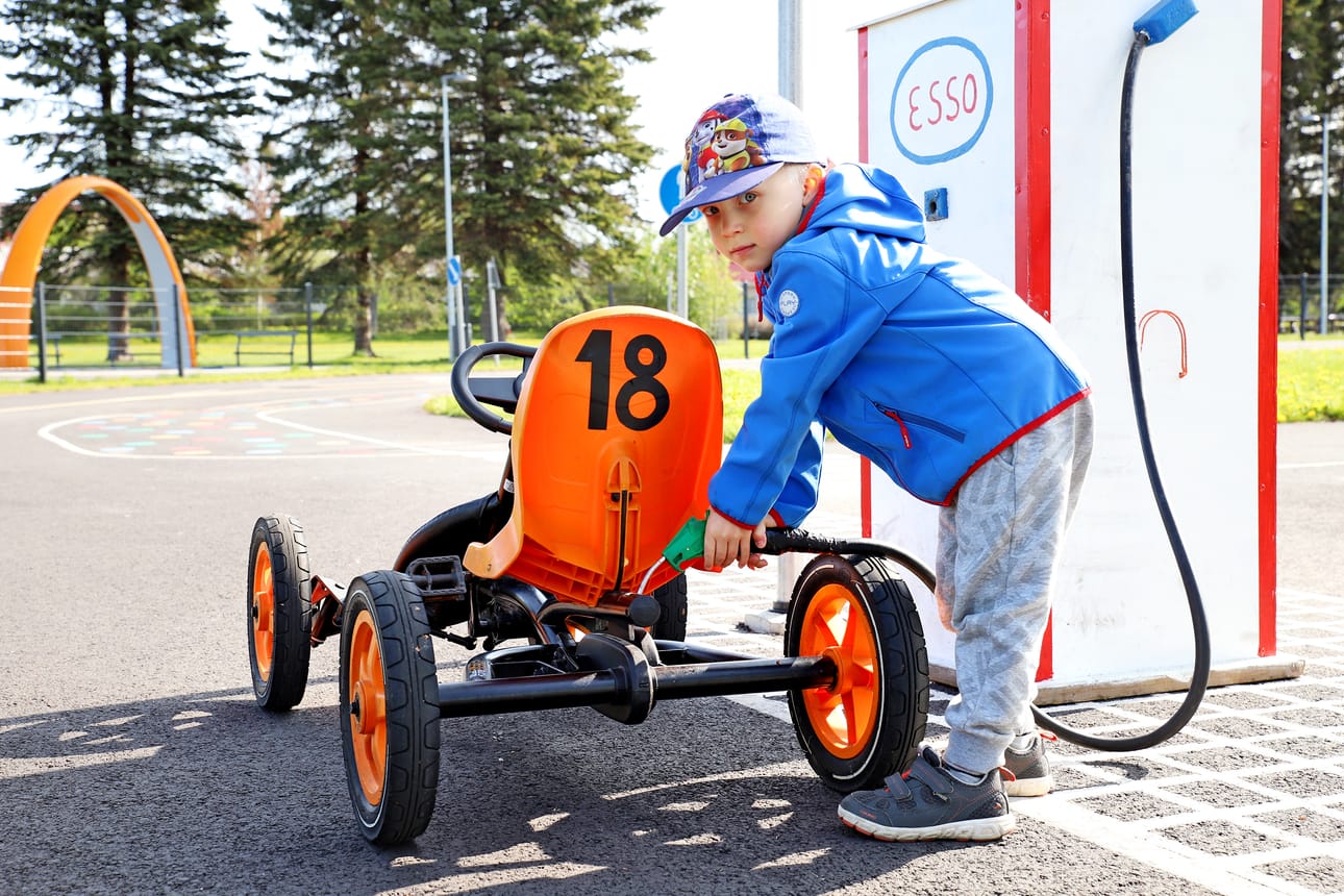Polkuauto täytyy tankata, että se jaksaa kulkea. Iivo Eteläinen piipahtaa tankilla ajamisen välissä.