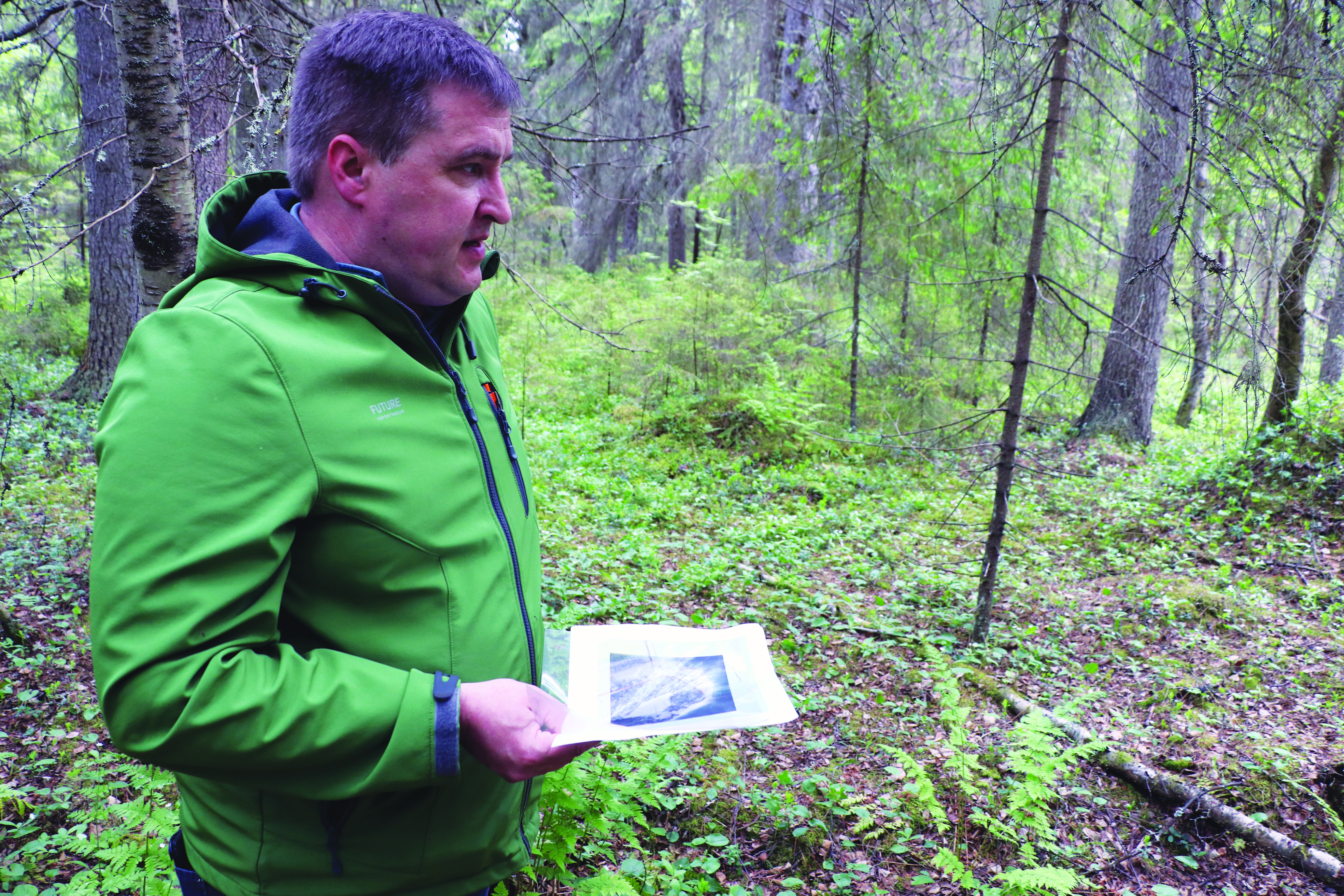 Harri Piltonen kuuli sotavankien haudoista vastikään äidiltään. Maastossa on havaittavissa selkeitä kumpareita. Valokuvissa ne eivät erotu yhtä selvästi.