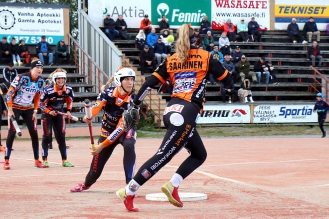 Venla Tanhua (kuvassa lyömässä) jatkaa Mailattarien lukkarina. Mailattaret pääsee testaamaan superpesisosaamistaan naisten SM-hallipesiksen alkuturnauksessa Seinäjoella helmikuussa. Arkistokuva: Petri Heikkinen