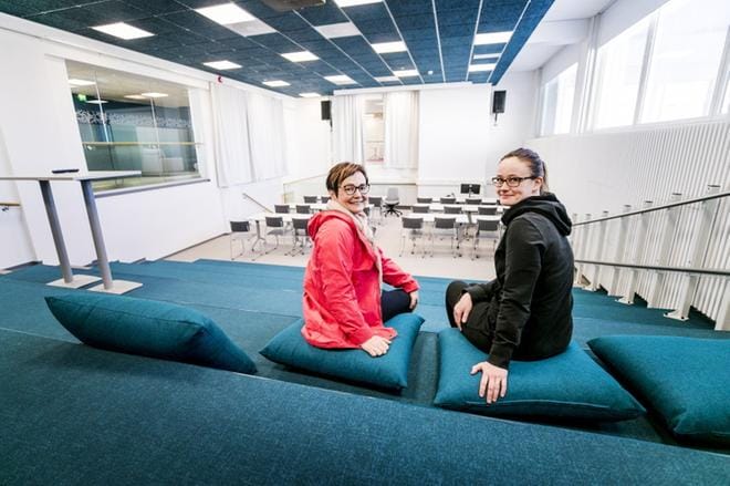 Lapuan lukion rehtori Kaisa Piiparinen ja matematiikan lehtori Leena Rannanjärvi ovat tyytyväisiä, että uusi lukio on viimein totta. Uusien opiskelutilojen myötä muun muassa aiemmat tilaongelmat poistuvat. KUVAT: KRISTA LUOMA