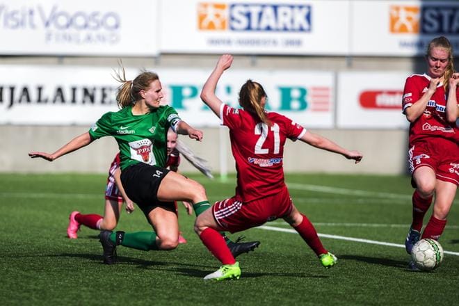 HPS:n Aino-Marja Lehtinen viimeisteli joukkueensa 0–2-maalin. FC Sport-J:n Sara Hedman ja Vilma Rosenström olivat tilanteessa voimattomia. KUVA: JARNO PELLINEN