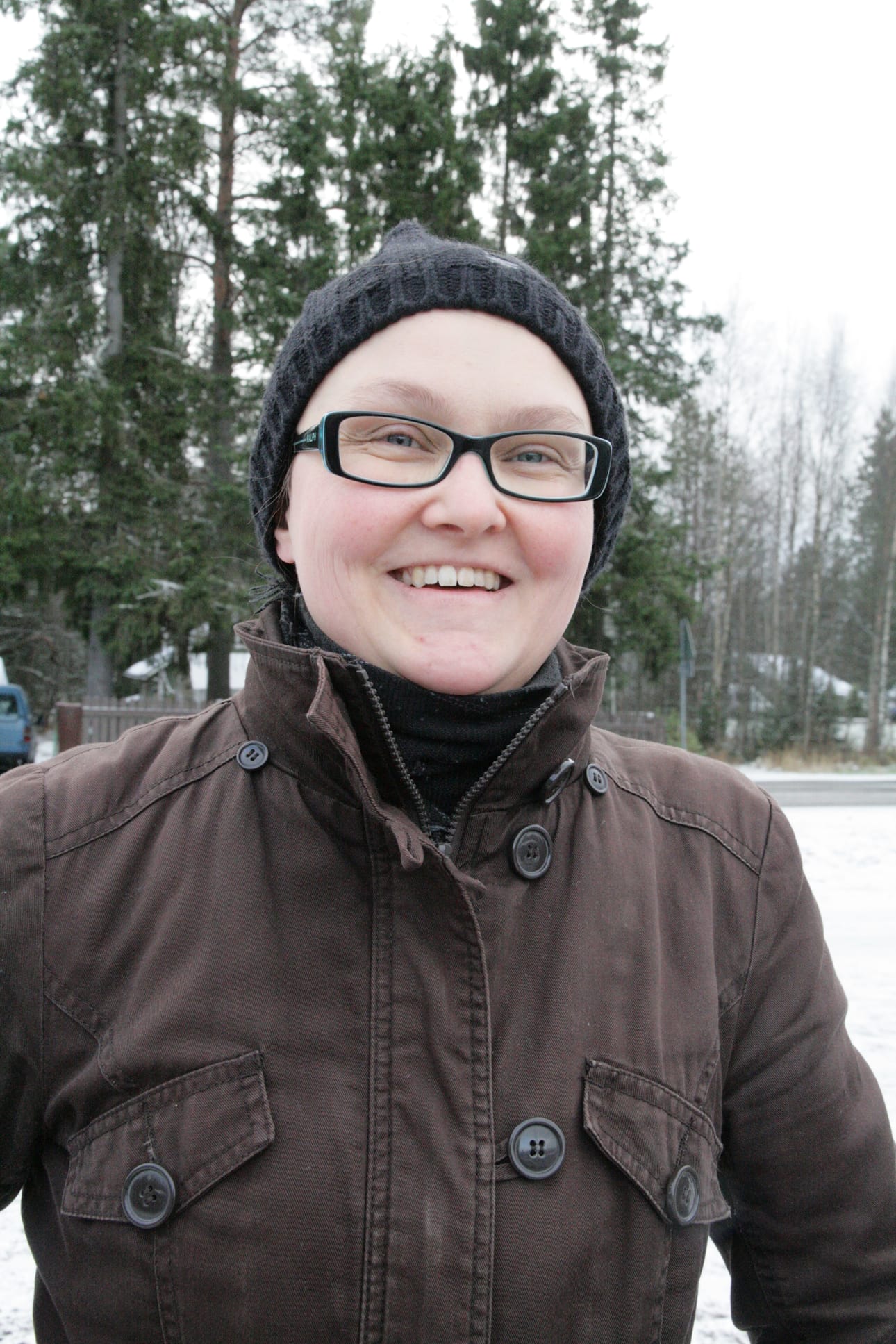 Sanna Lehtola ”Baana tuntui nyt hyvältä, mutta olen kyllä kulkenut sitä pitkin jo kesäaikana ja seuranneet baanan valmistumista lasten kanssa. On kätevää päästä kulkemaan nyt kylän toiselta puolelta toiselle puolelle. Kempeleessä on hyvät kulkuväylät kävelijöille. Jos jotakin lisää toivoisin, niin ehkä rautatien alitus olisi hyvä rakentaa myös kunnantalon pohjoispuolelle.”
