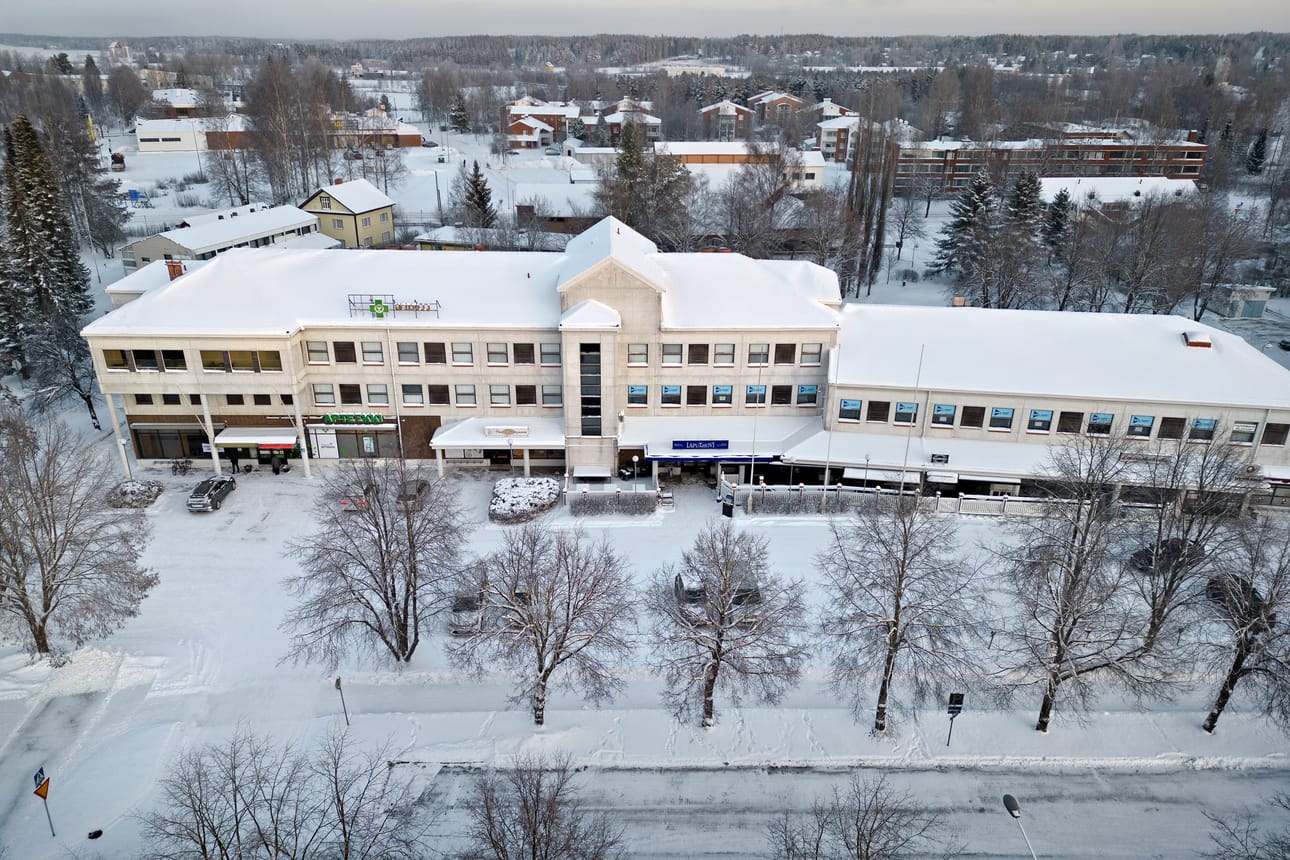 Lapuahovin rakennuskompleksin alakerrassa on useita eri liikkeitä. Ylhäällä on liiketiloja ja hotellihuoneita.