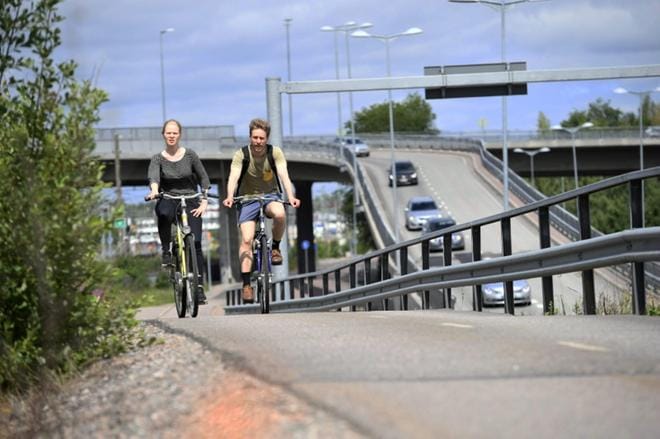 Pyöräilyn osuus kaikista matkoista on vähentynyt. Yhtenä syynä pidetään kevyen liikenteen väylien huonoa kuntoa. KUVA: LEHTIKUVA/MARTTI KAINULAINEN