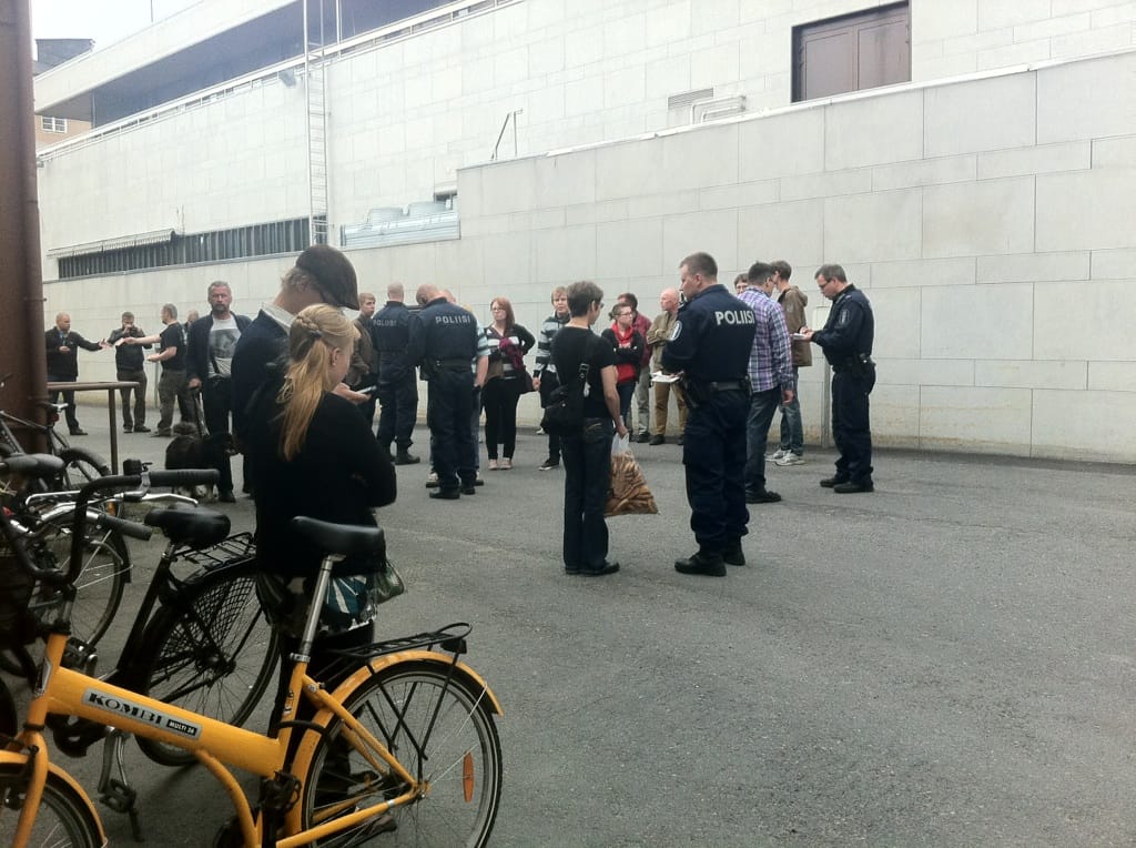 Poliisi puhutti paikalla olleita ihmisiä pippurisumuteiskun jälkeen torstaina.