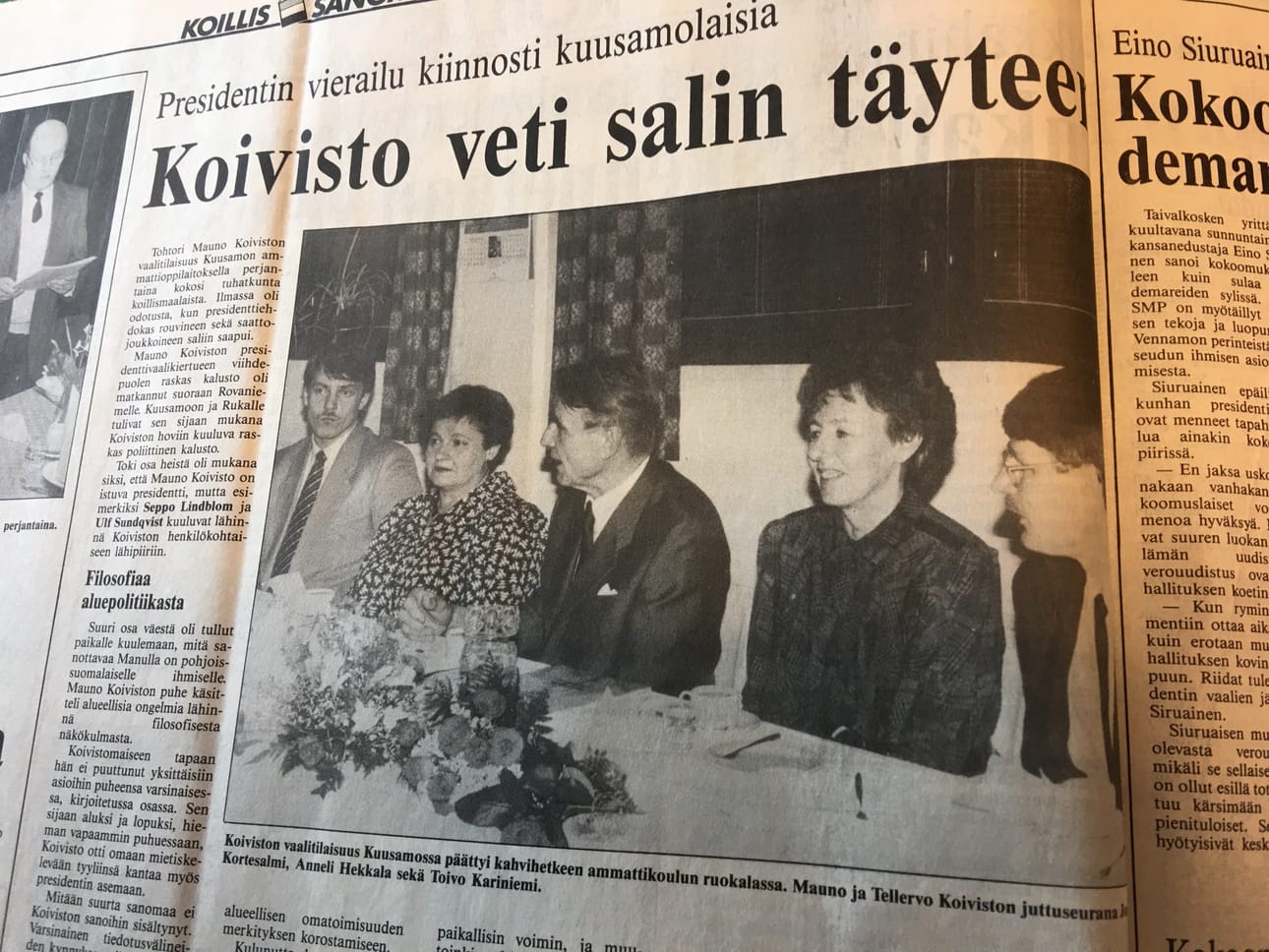Tuttuja kasvoja. Mauno ja Tellervo Koiviston pöydässä Kuusamossa istuivat Joukamo Kortesalmi, Anneli Hekkala ja Toivo Kariniemi.