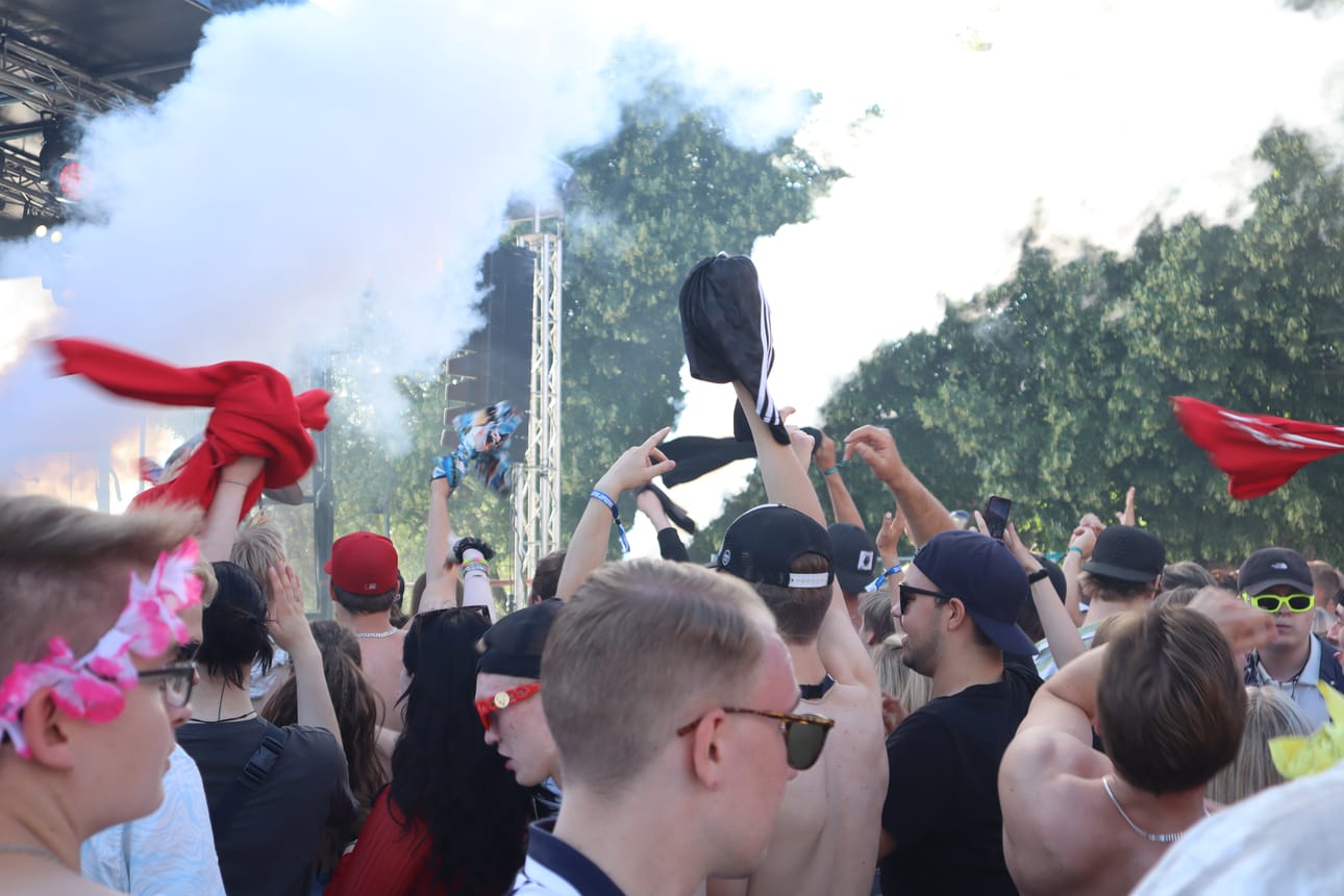 Ege Zulu villitsi yleisön heiluttamaan paitoja.