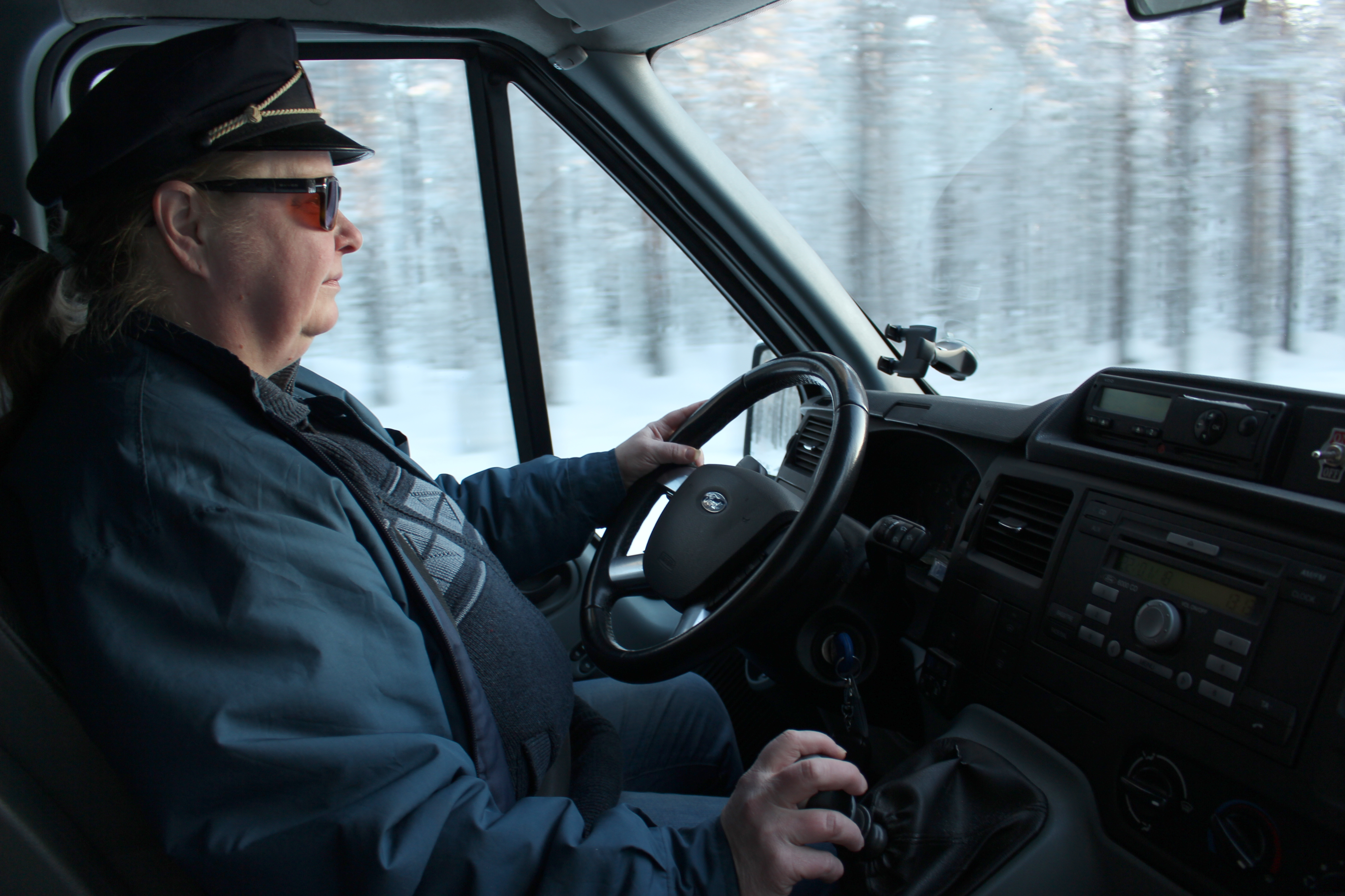 Kouluautonkuljettaja Kirsi Kesti kokee läheltä piti tilanteiden lisääntyneen kuluneen talven aikana erityisesti Kestiläntiellä. Tien kapeus ja talvihoidon haasteet puhuttavat monia Tavastkenkä Pyhäntä väliä usein ajavia.