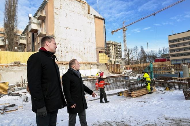 Oma Säästöpankin toimitusjohtaja Pasi Sydänlammi ja varatoimitusjohtaja Pasi Turtio kävivät piipahtamassa rakennustyömaalla, jonne rakennetaan pankin uusia toimitiloja. Kuva: Matti Hautalahti