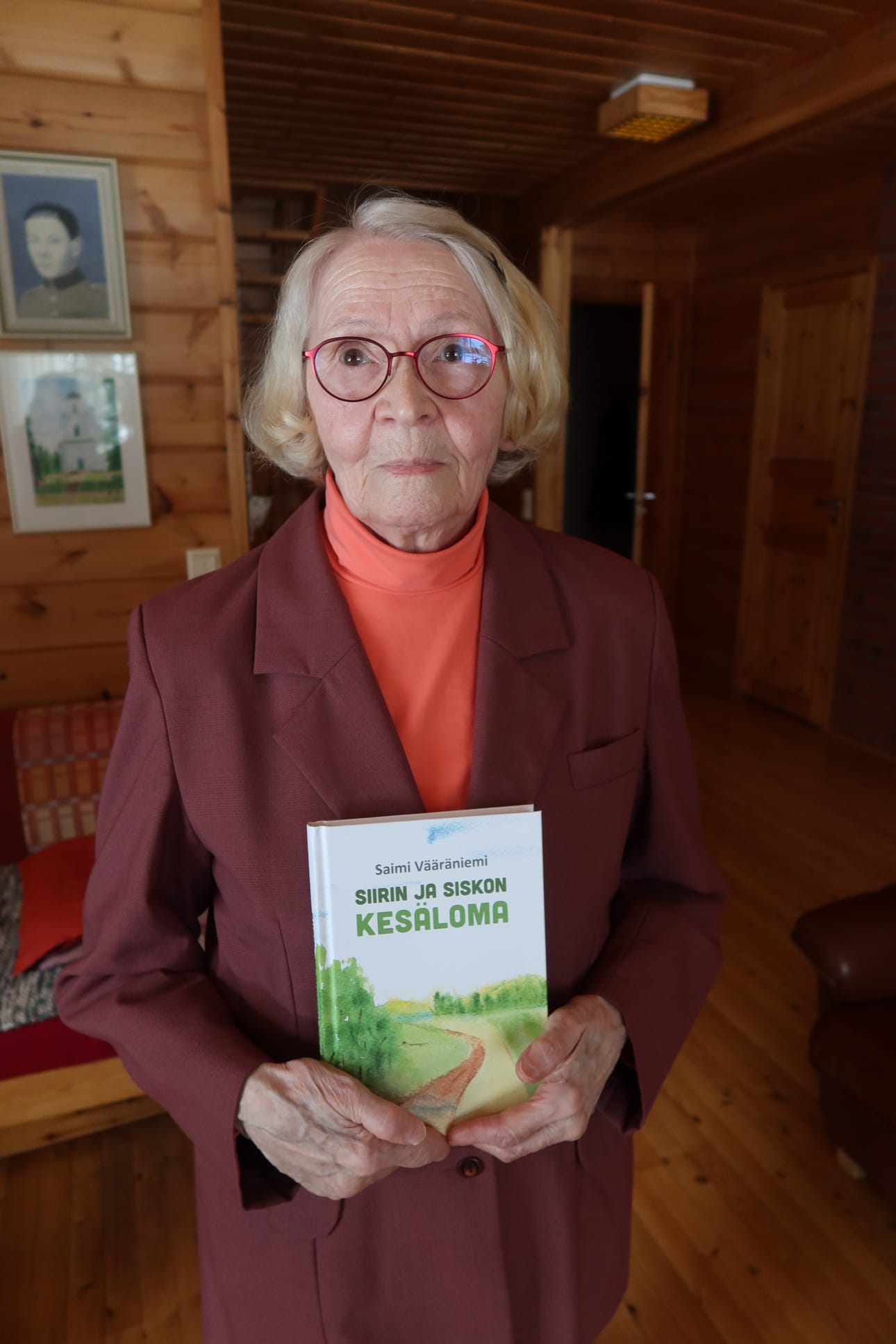Saimi Vääräniemen omakustannekirjan kannessa on myös kuva Vääräniemen tekemästä maalauksesta.