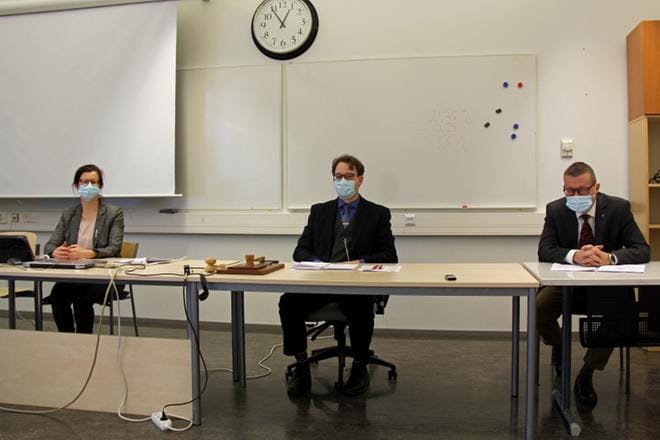Kauhavan kaupungin budjetti-infossa perjantaina pitivät puheenvuoroja hallintojohtaja Liisa Salo, kaupunginhallituksen puheenjohtaja Teemu Hakala (kesk.) ja kaupunginjohtaja Markku Lumio. KUVA: MIA KÄRKKÄINEN