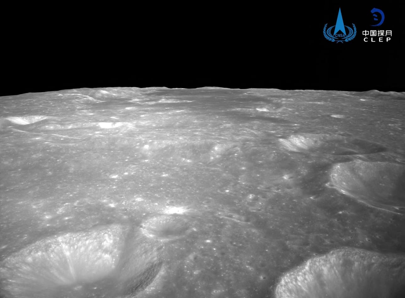 Chang'e-6 laukaistiin Kiinan Hainanin saarelta toukokuun alussa. Kiinan avaruusviraston päiväämättömässä kuvassa kerrotaan olevan luotaimen välittämää näkymää Kuun pinnalta. LEHTIKUVA / AFP / CNSA