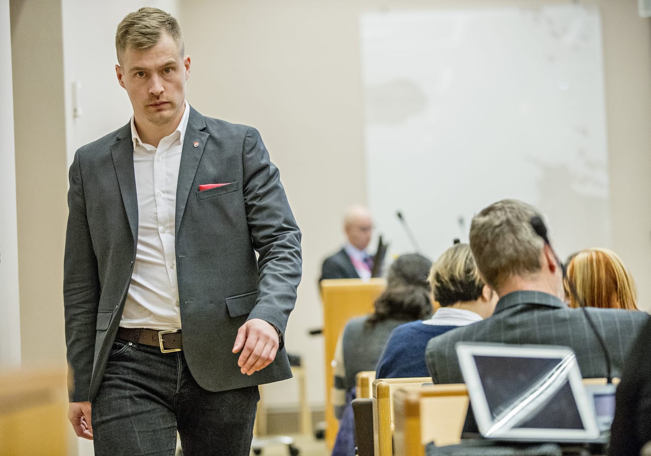 Keskustan valtuutettu Lauri Nikula ja 26 muuta valtuutettua ovat vaatineet muutettavaksi kaupungin hallintosääntöä niin, että päätöksen palveluverkosta tekee kaupunginvaltuusto.